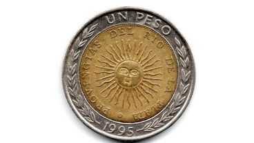 Imagen de Pagan 15.000 pesos por una moneda de un peso con un error ortogr&aacute;fico