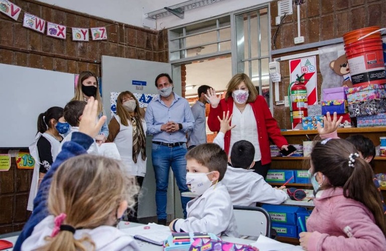 La Ministra de Educaci&oacute;n arrib&oacute; con propuestas y obras educativas.