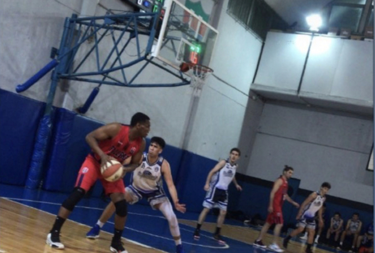 Imagen de Pre-Federal: Talleres debutó con triunfo ante Universitario por 76 a 61.