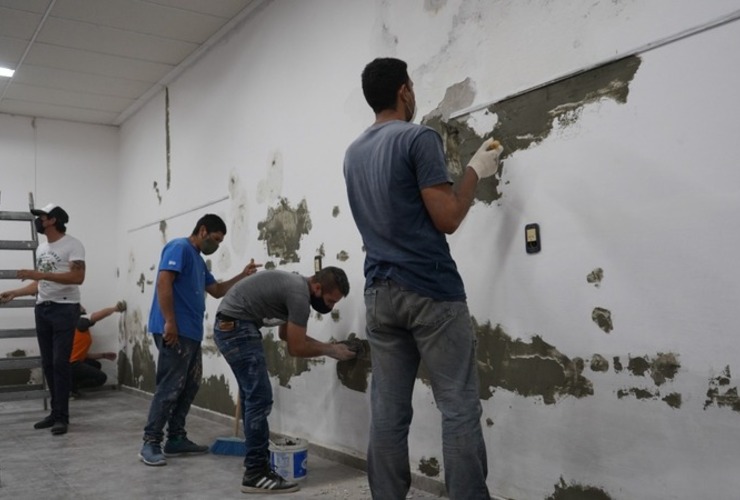 Imagen de Pintura y reparación de paredes: El taller del programa "Santa Fe Más" realiza trabajos en el Centro Cultural