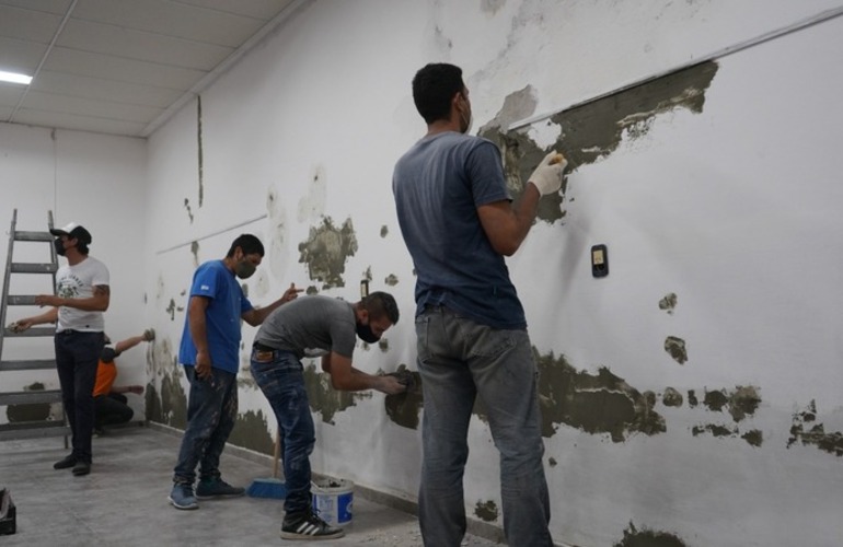 Imagen de Pintura y reparación de paredes: El taller del programa "Santa Fe Más" realiza trabajos en el Centro Cultural