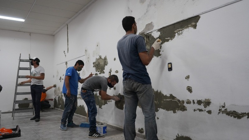 Imagen de Pintura y reparaci&oacute;n de paredes: El taller del programa "Santa Fe M&aacute;s" realiza trabajos en el Centro Cultural