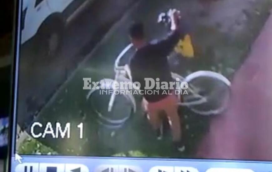 La bicicleta casualmente no ten&iacute;a candado colocado. Foto: captura de pantalla video