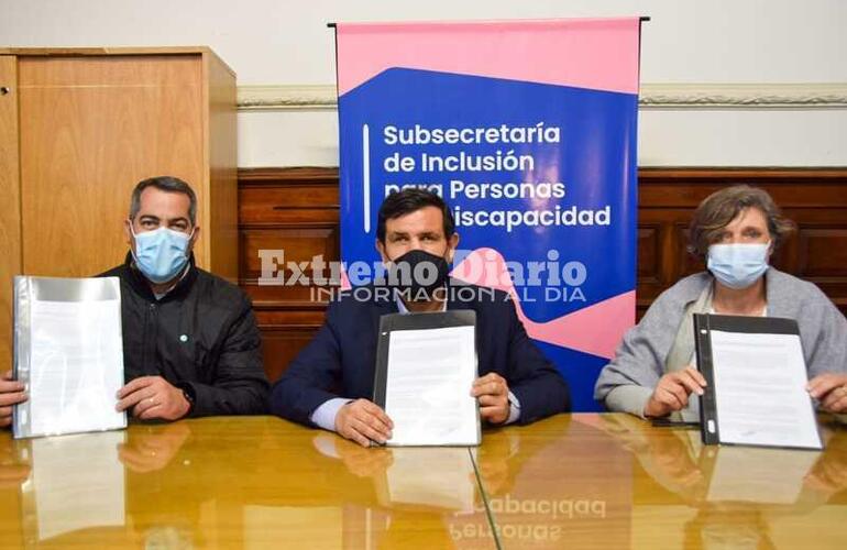 Gherardi participó de la firma del convenio.