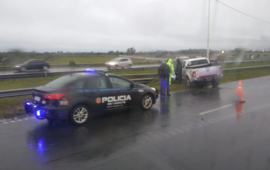 La camioneta termin&oacute; impactando contra el guardarrail del cantero central.