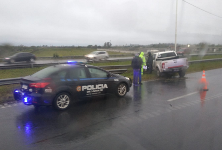 La camioneta terminó impactando contra el guardarrail del cantero central.