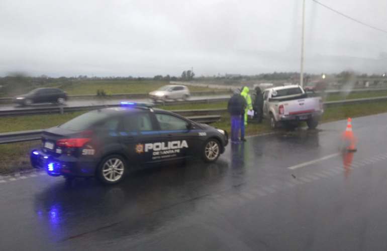 La camioneta terminó impactando contra el guardarrail del cantero central.