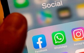 Las tres aplicaciones de contactos sociales m&aacute;s populares, de baja. (EFE)