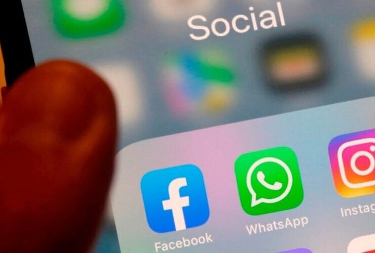 Las tres aplicaciones de contactos sociales más populares, de baja. (EFE)
