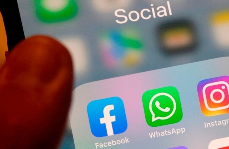 Las tres aplicaciones de contactos sociales más populares, de baja. (EFE)