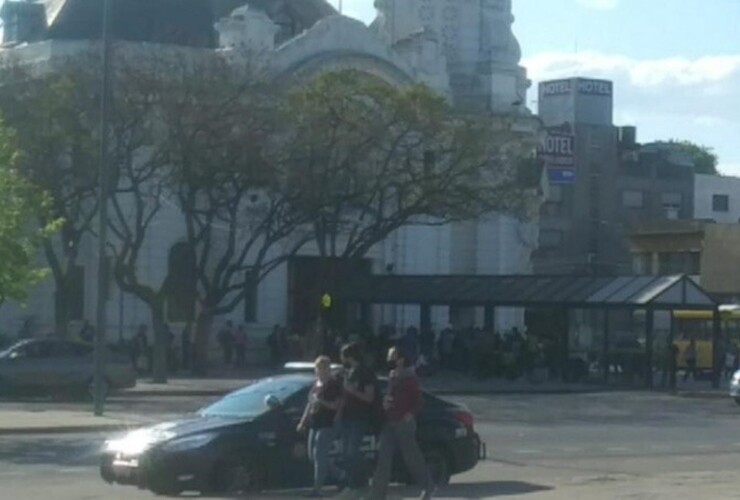 La terminal quedó desalojada este lunes a la tarde. (Rosario3)