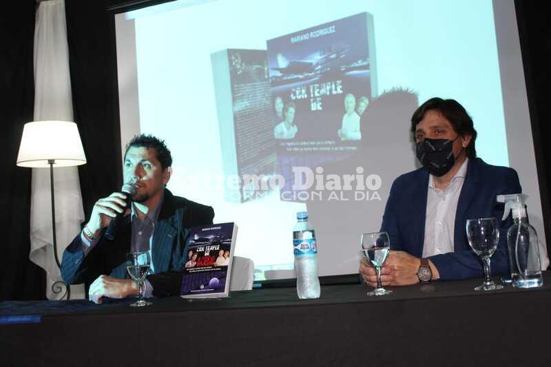 El escritor present&oacute; su novela Con Temple de Acero