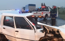 Imagen de Muri&oacute; el conductor de un auto al chocar con dos camiones en la autopista a Buenos Aires