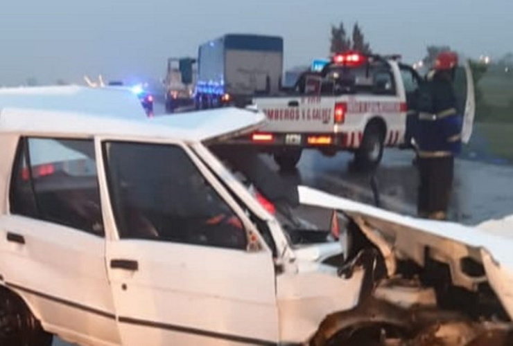 Imagen de Murió el conductor de un auto al chocar con dos camiones en la autopista a Buenos Aires