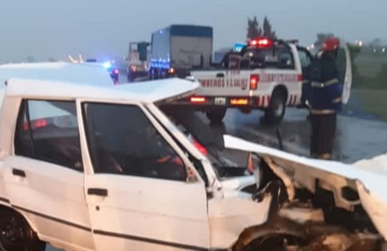 Imagen de Murió el conductor de un auto al chocar con dos camiones en la autopista a Buenos Aires