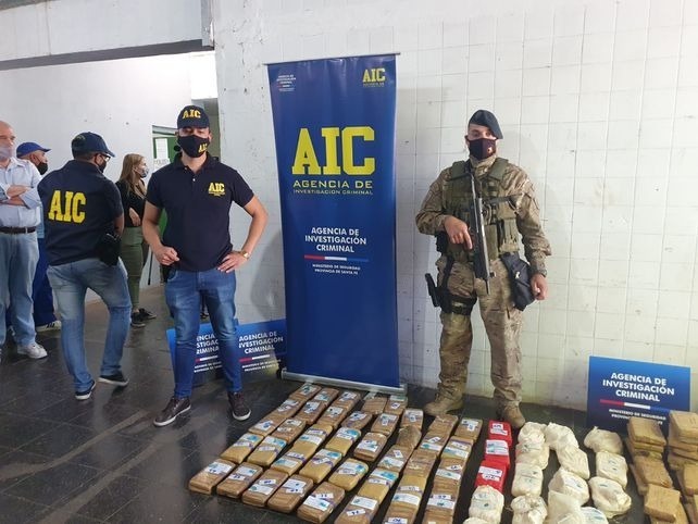 Imagen de Golpe al narcotr&aacute;fico: quemaron m&aacute;s de mil kilos de marihuana y coca&iacute;na en el Cementerio La Piedad