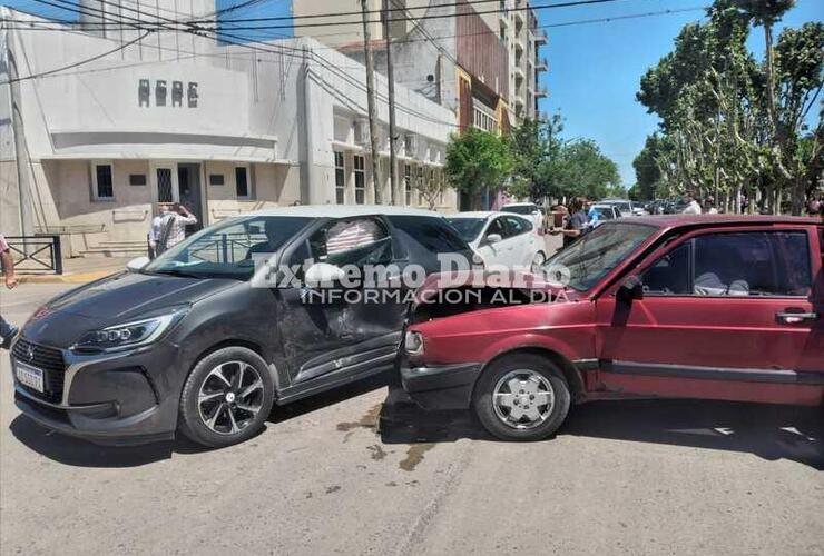 Imagen de Fuerte choque con heridos frente a la municipalidad