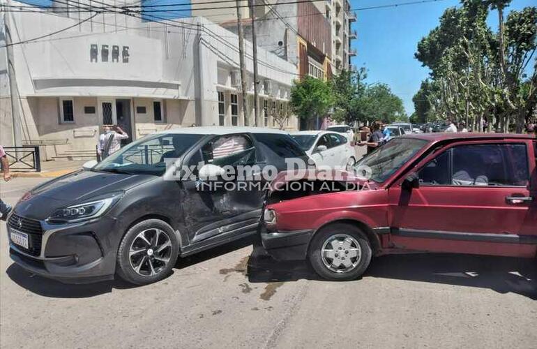 Imagen de Fuerte choque con heridos frente a la municipalidad