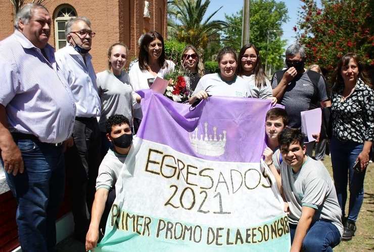 Clara García visitó junto al diputado Gabriel Real la escuela secundaria N°698 de Las Tunas, inaugurada por el exgobernador Miguel Lifschitz, y cuya comunidad educativa propuso que lleve su nombre.