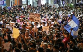Multitudinaria manifestaci&oacute;n de protesta en la zona norte de Rosario. (Alan Monz&oacute;n/Rosario3)