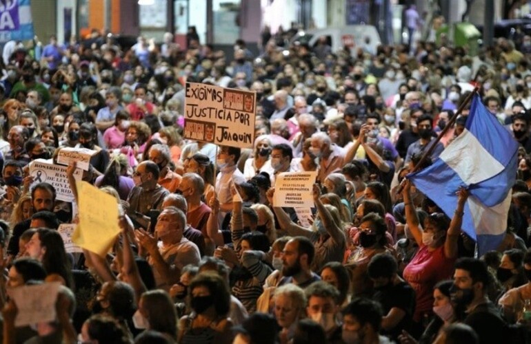 Multitudinaria manifestaci&oacute;n de protesta en la zona norte de Rosario. (Alan Monz&oacute;n/Rosario3)