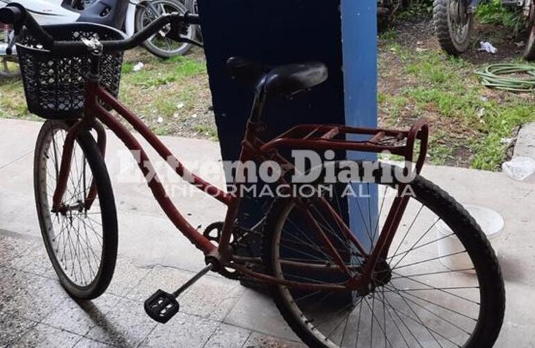 El masculino fue arrestado mientras circulaba en bicicleta.