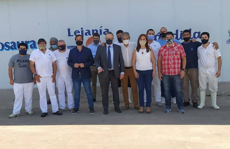 El funcionario recorrió la planta con autoridades y trabajadores.