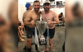 Imagen de Gonzalo Cozzoni y Juan M. Ojeda, Campeones y ascenso a la Primera Nacional con Deportivo Madryn.