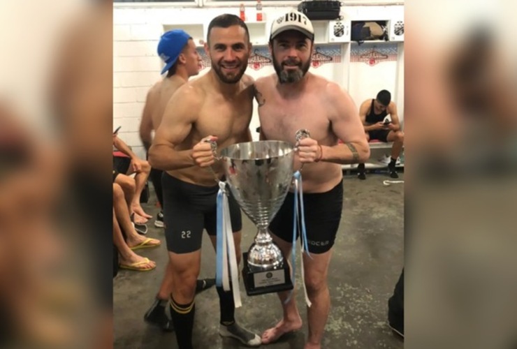 Imagen de Gonzalo Cozzoni y Juan M. Ojeda, Campeones y ascenso a la Primera Nacional con Deportivo Madryn.