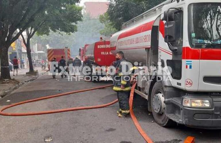 Imagen de Bomberos de Arroyo Seco también colaboró en incendio en Rosario