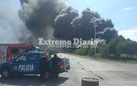 Imagen de Impresionante incendio en planta de solventes sobre la ruta A012, cerca del predio de General Motors