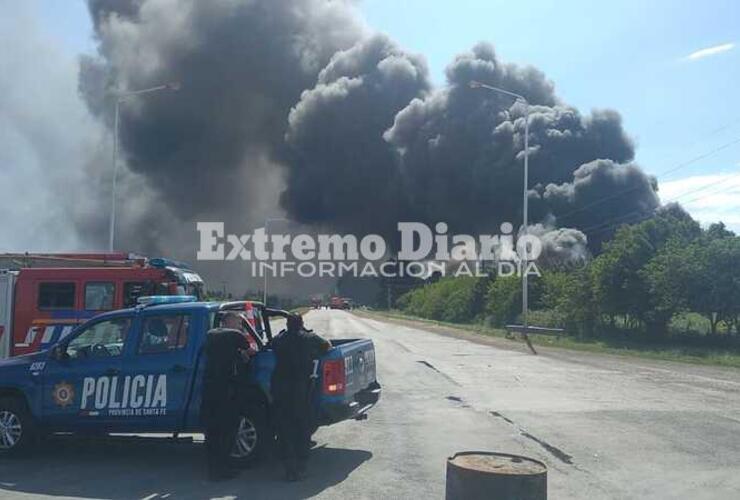 Imagen de Impresionante incendio en planta de solventes sobre la ruta A012, cerca del predio de General Motors