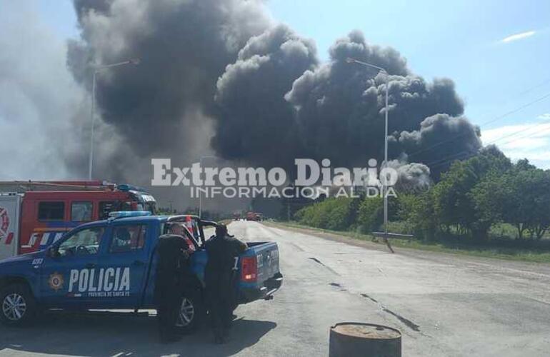 Imagen de Impresionante incendio en planta de solventes sobre la ruta A012, cerca del predio de General Motors