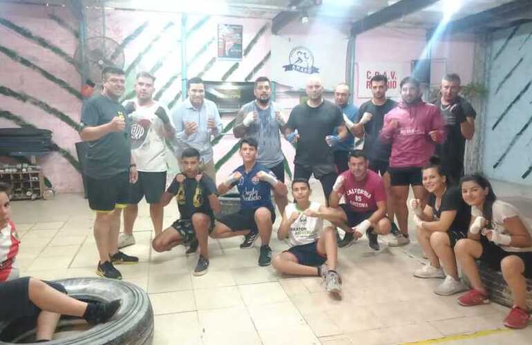 Imagen de Nico Gómez entregó subsidio a la escuela de boxeo Zeballos Boxing para la compra de un ring.