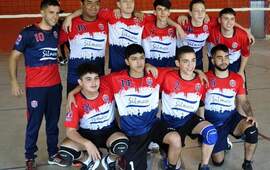 Los chicos participaron de un torneo Sub 20. (Foto: V&oacute;ley CAT)