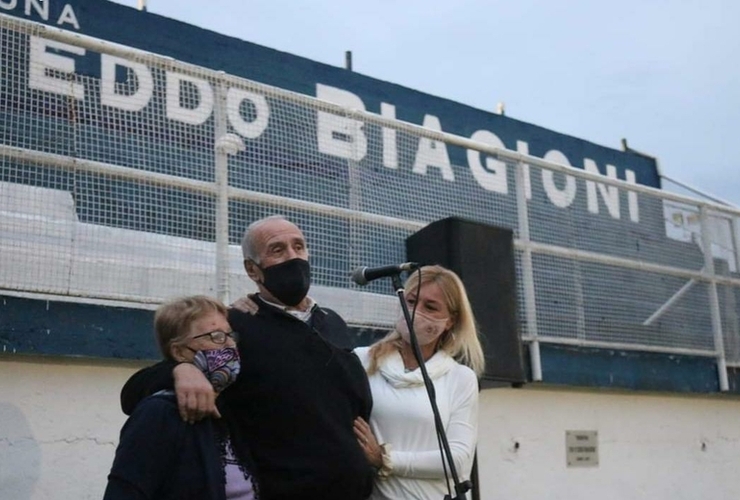 Tribuna Eva y Eddo Biagioni. En abril, Eddo fue homenajeado en vida.