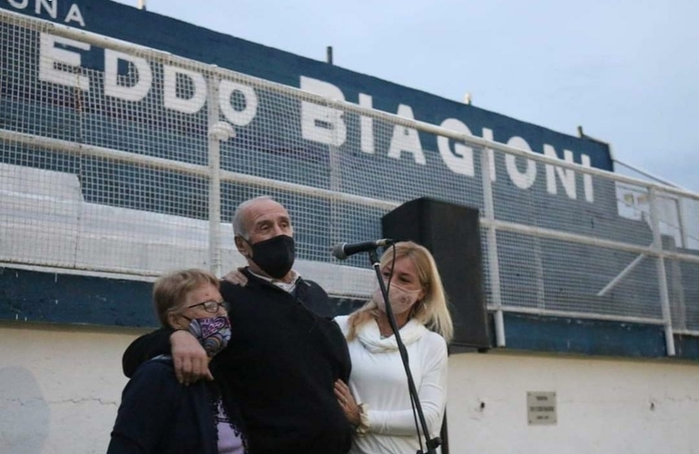 Tribuna Eva y Eddo Biagioni. En abril, Eddo fue homenajeado en vida.