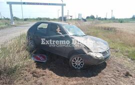 Imagen de Vuelco de un auto en la entrada a Playa Mansa
