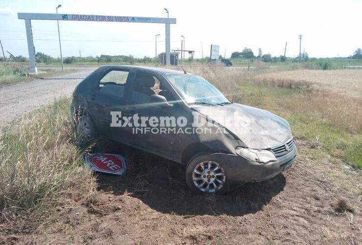 Imagen de Vuelco de un auto en la entrada a Playa Mansa