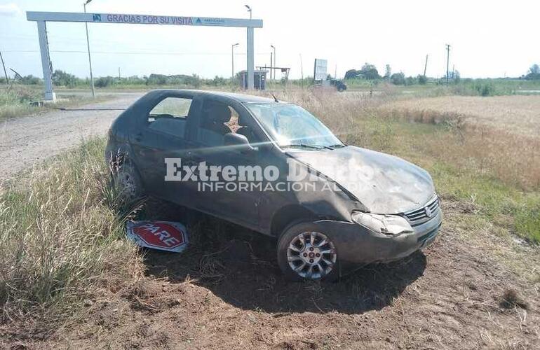 Imagen de Vuelco de un auto en la entrada a Playa Mansa