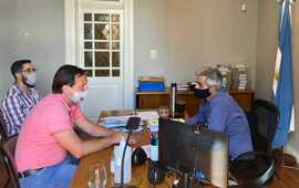 Encuentro entre la comuna y el rector Franco Bartolacci.