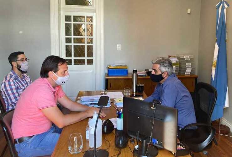 Encuentro entre la comuna y el rector Franco Bartolacci.