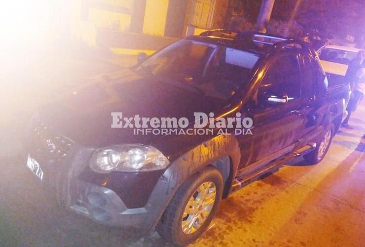 El Fiat Strada rociado con combustible.