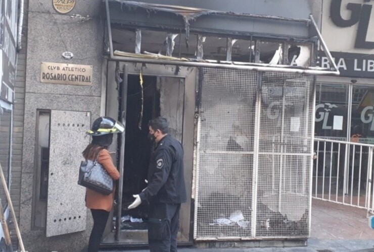 Los destrozos por el fuego y las piedras en la sede de Central en el centro (Rosario3)