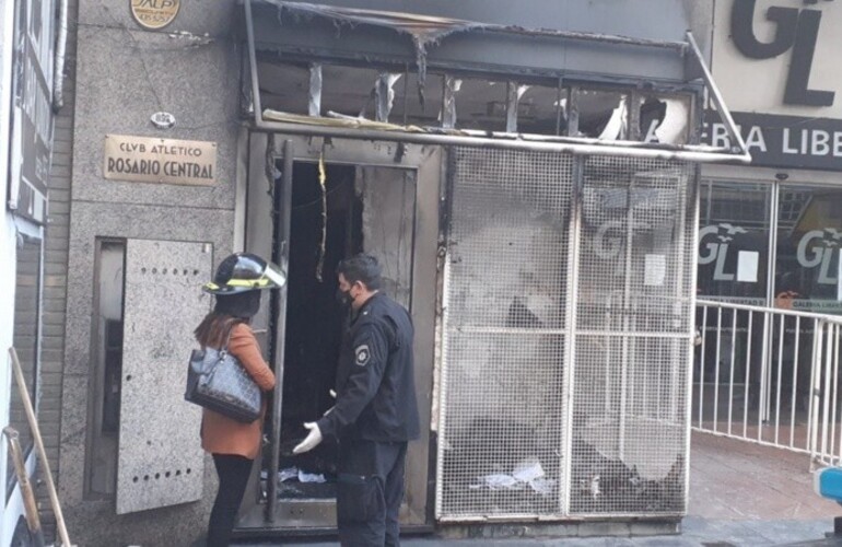 Los destrozos por el fuego y las piedras en la sede de Central en el centro (Rosario3)