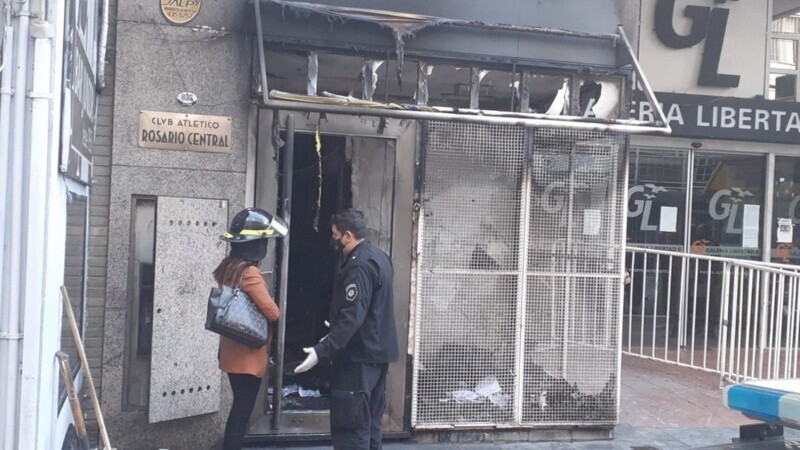 Los destrozos por el fuego y las piedras en la sede de Central en el centro (Rosario3)