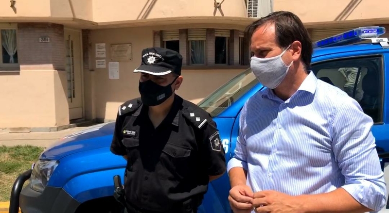 Ferri y el comisario V&iacute;ctor Plouganou presentaron el m&oacute;vil.