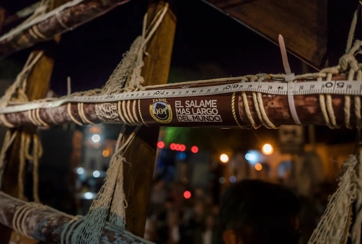 Imagen de Tandil volvió a romper el récord del salame más largo del mundo