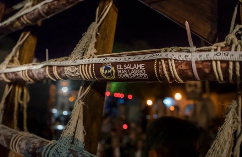 Imagen de Tandil volvió a romper el récord del salame más largo del mundo