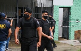 La polic&iacute;a este jueves al mediod&iacute;a en el domicilio del hombre asesinado. (Foto: Alan Monz&oacute;n/Rosario3)